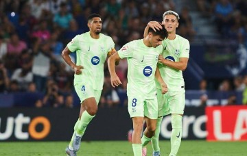 西甲神剧情：从0-2到3-2，乌龙球绝杀，11亿豪门登顶积分榜