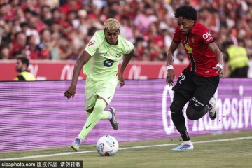 西甲-亚马尔传射拉菲尼亚破门 巴萨3-0九人马洛卡迎开门红