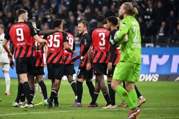 欧冠生死劫！法兰克福主场围猎利物浦：德甲猛兽撞残阵红军