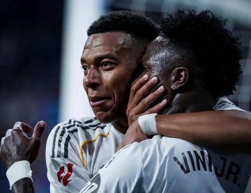 金球奖评选争议：维尼修斯不满双标，登贝莱获奖引发热议