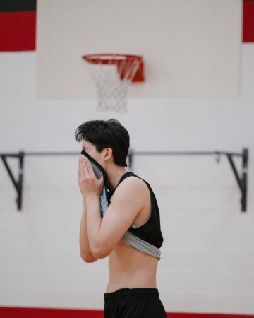 调整能力强！杨瀚森天崩开局 随后5助攻3封盖定神