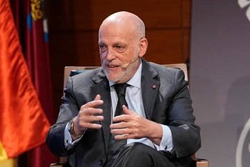 毕巴飞翼续约引爆足坛，西甲主席直言巴萨财政老问题吓退强援