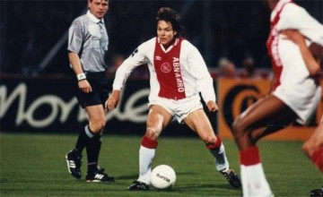 先被博格坎普压制，后跟里瓦尔多竞争，欧冠金靴不擅长做转会选择