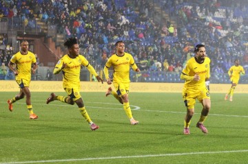 3-1，38岁法布雷加斯发威：率队8场不败，反超国米，逼近意甲前三