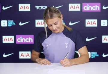 缘约克雷斯前女友现效力热刺女足，两人青梅竹马两度同队效力