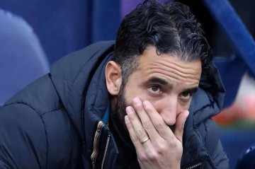 30万周薪突生变数！曼联“砍薪留人”暗藏玄机，32岁面临残酷抉择